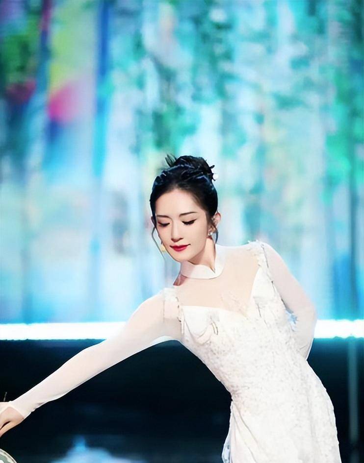 谢娜身穿旗袍一字马下蹲绝了!