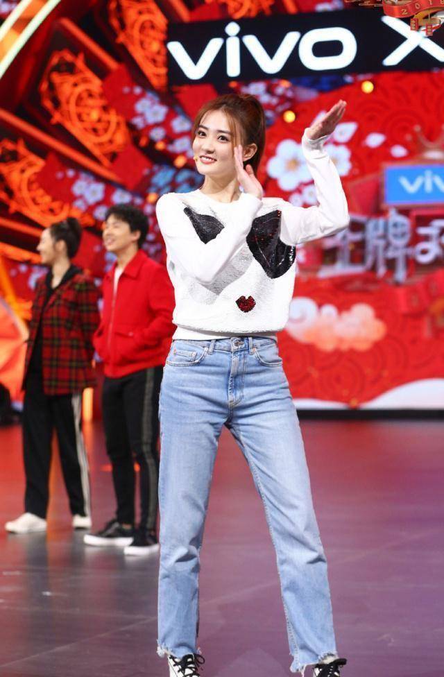 25岁徐璐穿减龄装上节目,高扎马尾配卡通毛衣,美成16岁的小姑娘_显得