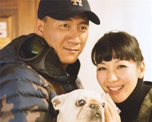 今年49岁的胡军,不仅有温柔体贴的老婆伴随左右,还有一双活泼可爱的