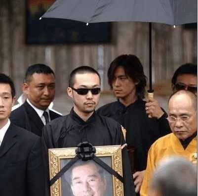 在陈启礼的遗体告别式上,警方出动近千名警力,防止帮会滋生事端_台湾