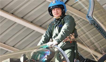 歼15飞行员张超"梦断蓝天",2岁女儿哭喊:我要爸爸……_张亚_训练_飞机