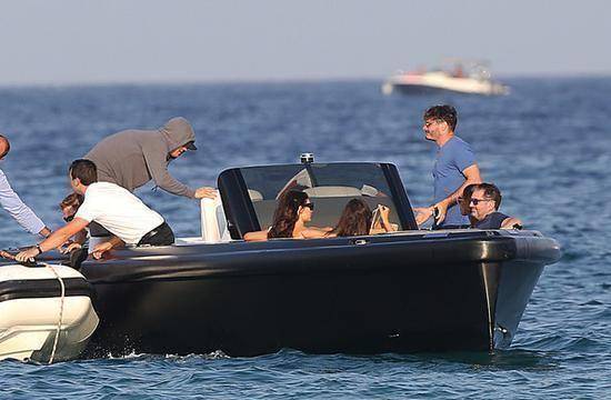 43岁莱昂纳多和20岁女友海边约会,小一岁准岳母全程盯紧_妈妈_卡米拉