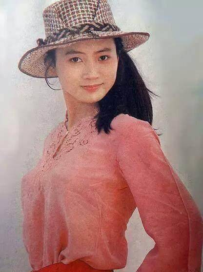 56岁白灵不但有魔鬼般的身材,30岁女人的脸,还有18岁少女的腿!