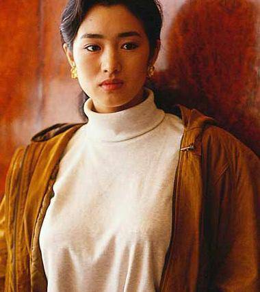 "谋女郎"巩俐,与张艺谋恋爱无果,拍戏却痛失姐姐,现称嫂子为"姐"_因为