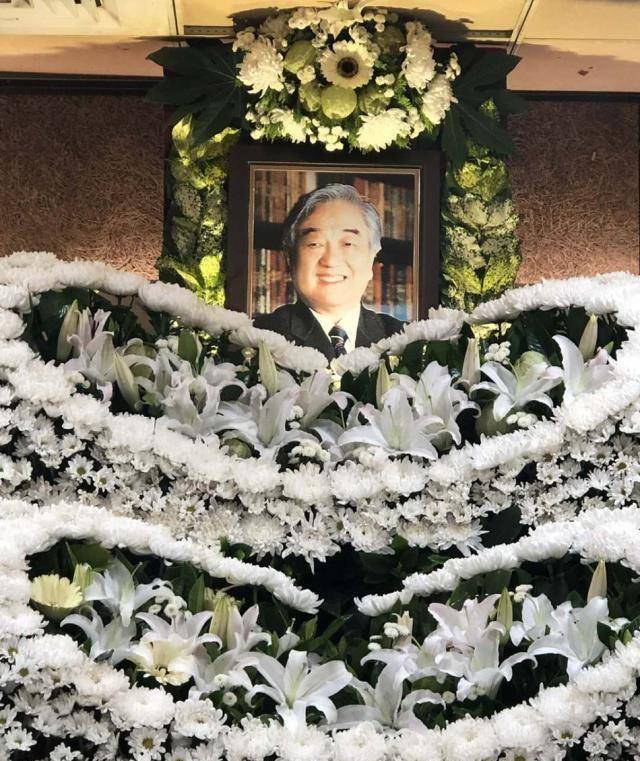 两段婚姻是鲜为人知的,1959年琼瑶与庆筠结婚,二人有一个儿子叫陈中维