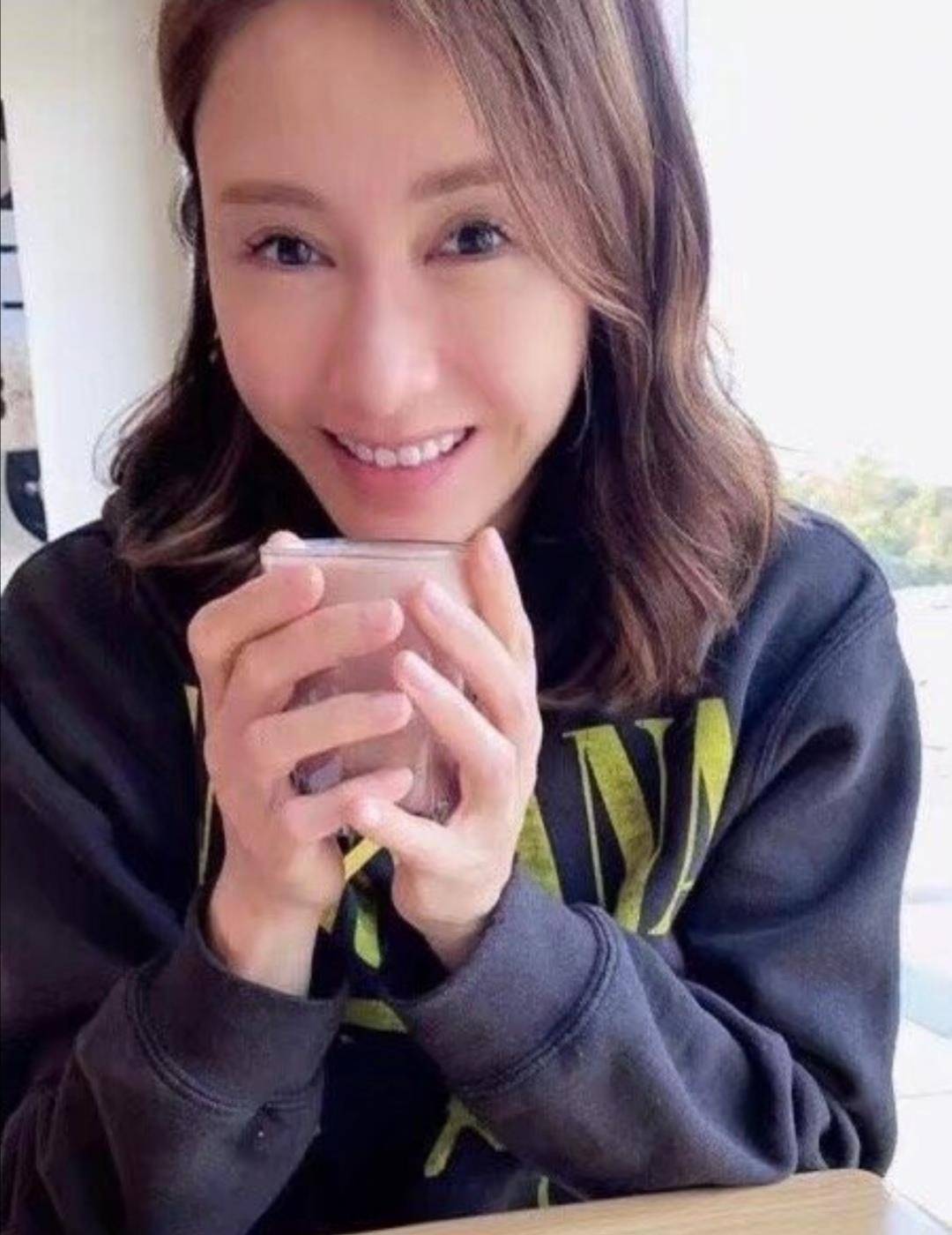 48岁冻龄美人黎姿晒素颜照,网友:仍是女神_生活_卫衣_穿着