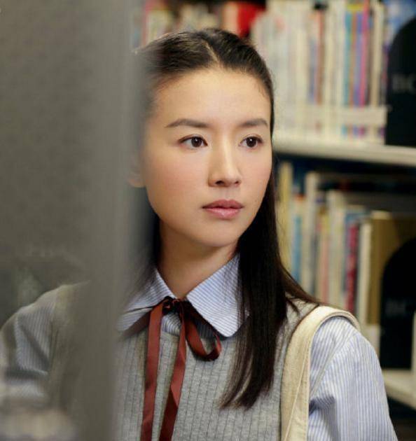 学生装造型,红色领带打成的蝴蝶结也是能够让董洁本身的形象显得更加