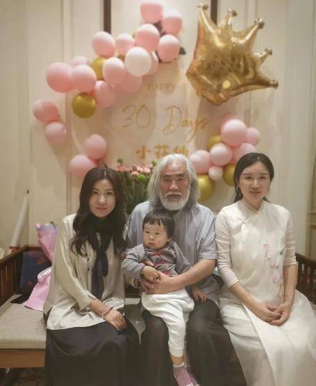 69岁张纪中怀抱满月女儿跳舞,宠溺亲吻小宝贝父爱爆棚_杜星霖_别墅