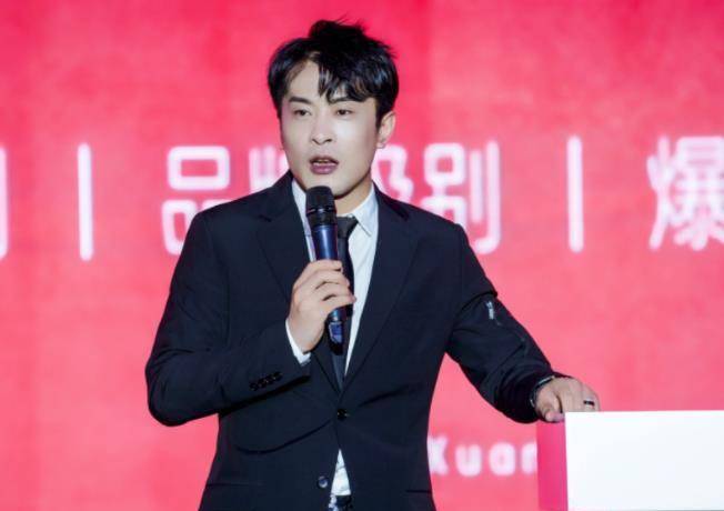 网红主播买豪车豪宅.这样的新闻层出不穷.