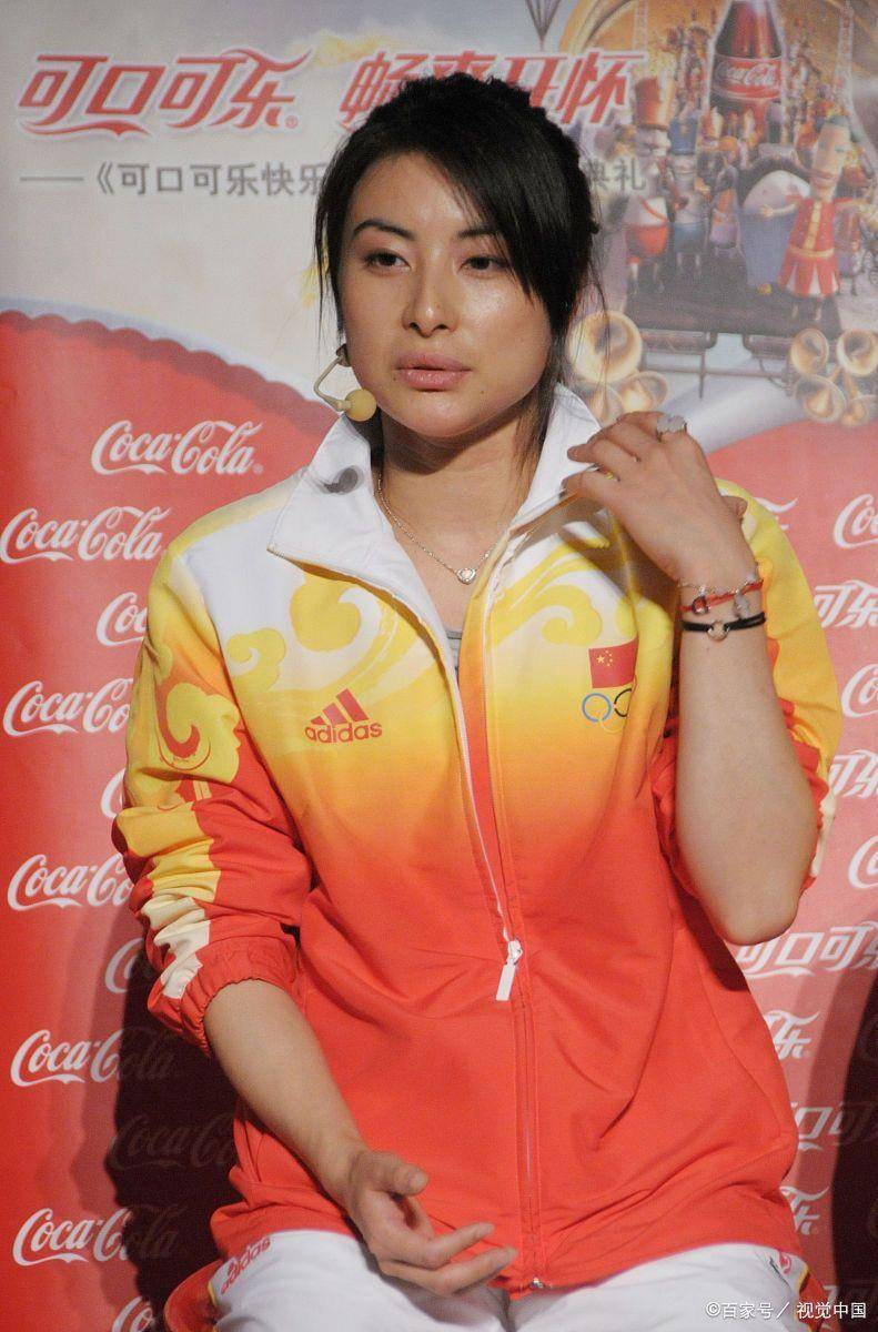 郭晶晶的橘金色礼服或许只是她变革的冰山一角,但这个冰山岂能容纳无