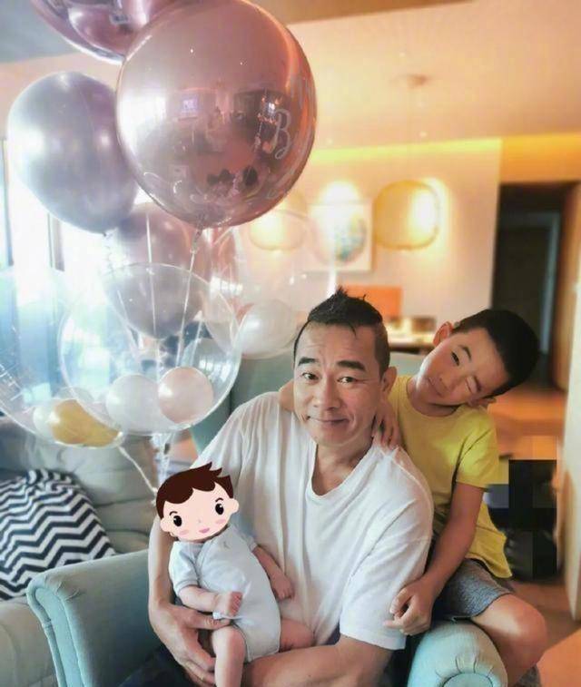 面对着镜头,jasper展现了帅气的笑颜,从这一次的近照来看,jasper长大