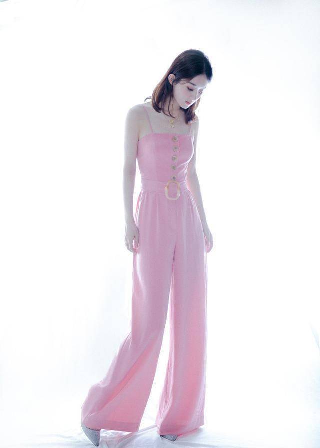 31岁赵丽颖,穿粉色连体裤化身水蜜桃女孩,看完确定有31岁不是18_身材