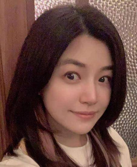 38岁陈妍希晒素颜照片,颜值超耐打,睁大双眼卖萌_头发_斜眼_艳羡