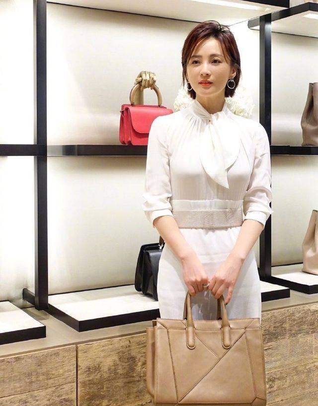 蒋勤勤短发配红唇知性优雅长裙踩细高跟显唯美曲线_网友_女神_气质