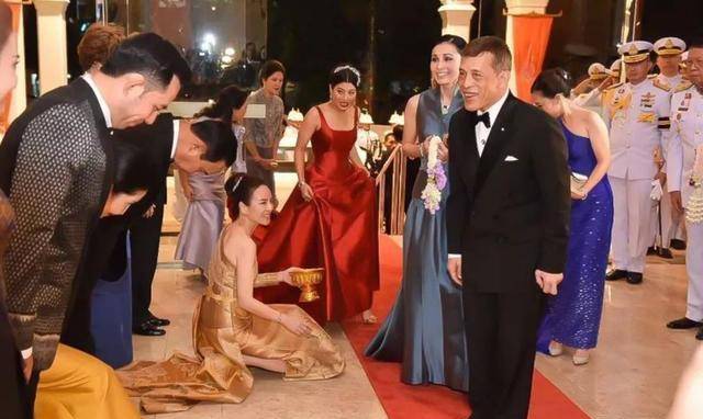 苏提达吃醋了,泰王身边出现华裔美女,家族资产超1000亿美元_伍伦_拉隆