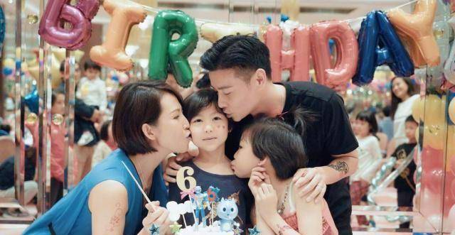 蔡少芬为女儿庆生,晒全家福合影,人到中年依然皮肤紧致容颜不老_张晋