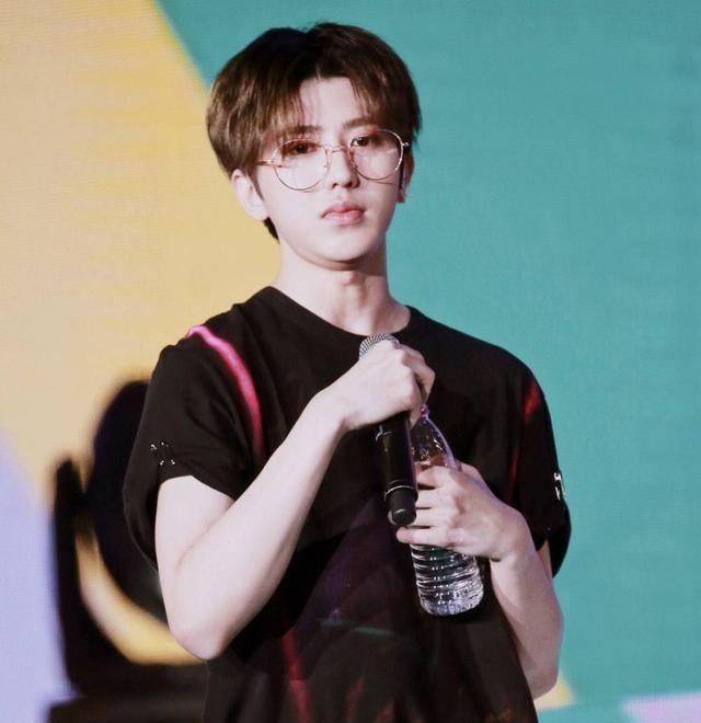 蔡徐坤发福了,尖下巴不见了?_质疑_网友_照片