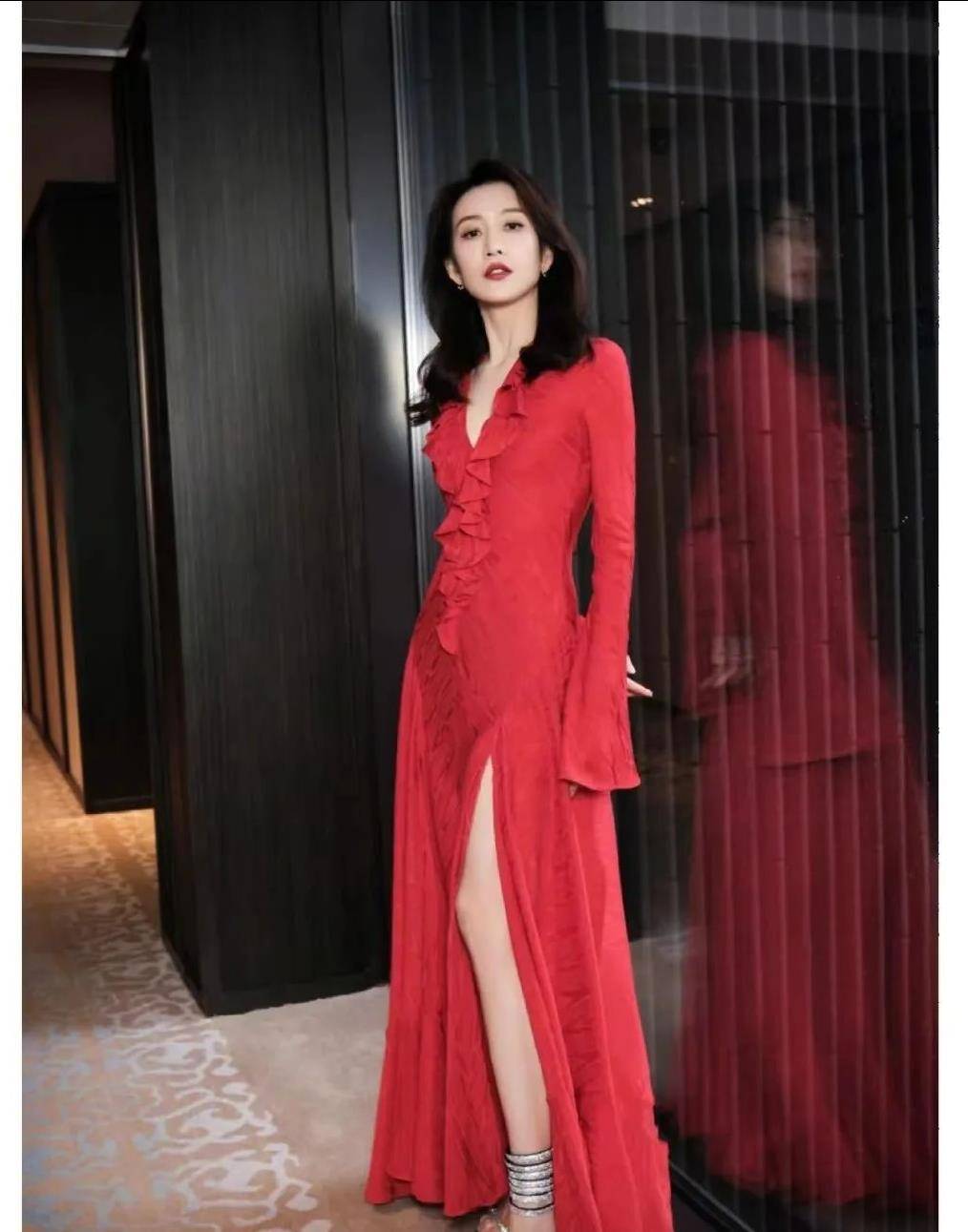 王鸥内裤外露,半圆事业线露出,网友表示:不同意了_身材_黑色_配饰