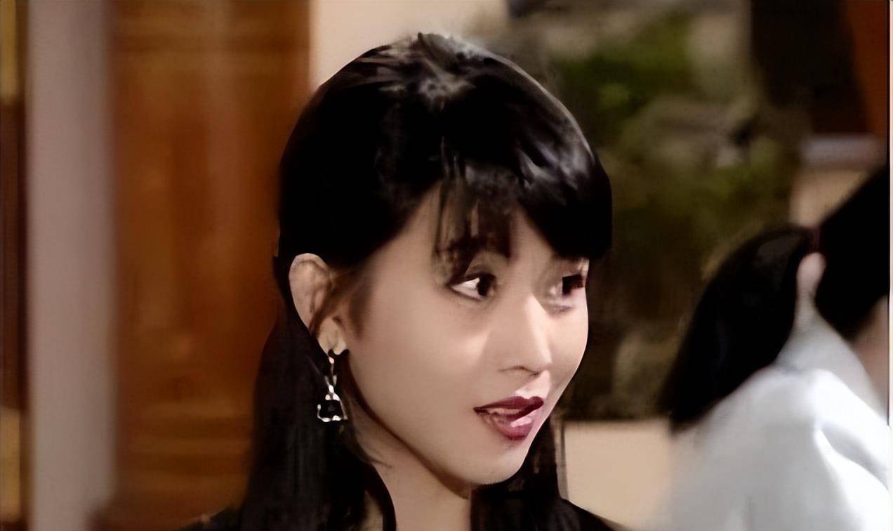 1988年,15岁的蔡少芬参加了电视节目举办的模特比赛,然而由于太过年轻