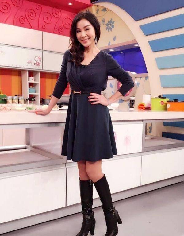 陈美凤可别化浓妆了,厚重的妆容看着显老,还不如淡妆能衬托气质_时候