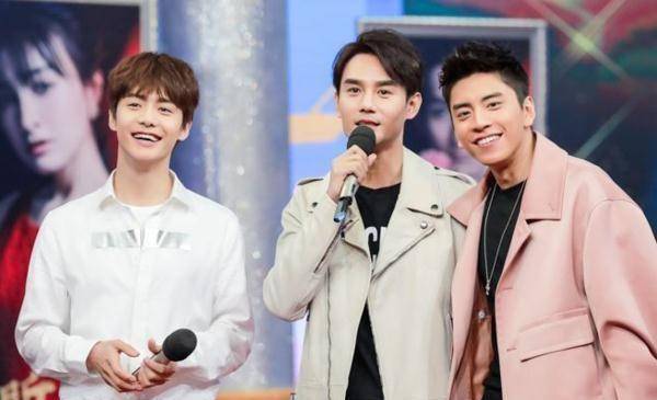 而马天宇也一直被传是同性恋,甚至还有自称是马天宇前男友的一个摄影