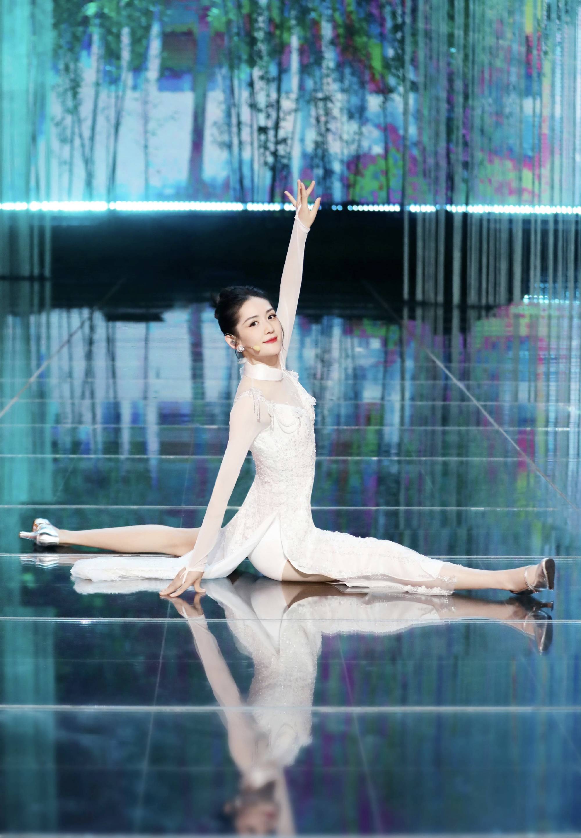 狗仔爆谢娜疑似怀三胎,网友不乐意了:太离谱了,你家怀孕五个月劈叉啊!