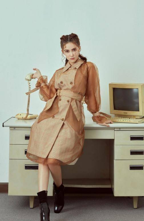 不愧是周杰伦看中的老婆,昆凌穿卫衣牛仔打篮球,这身材绝了_少女_造型