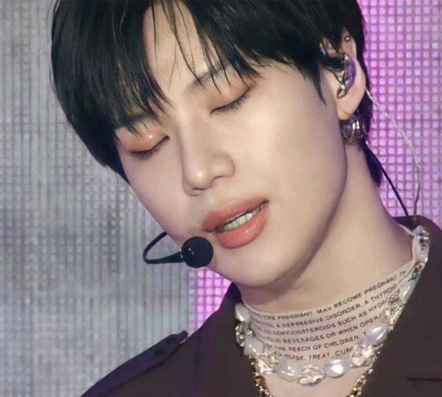 exo边伯贤亮相演唱会,顺毛奶萌全开麦展实力,和女舞者帅气热舞_solo