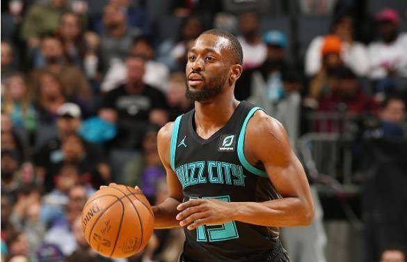 追平队史名宿戴尔-库里的纪录,并列为黄蜂队史连续得分上双第一,而