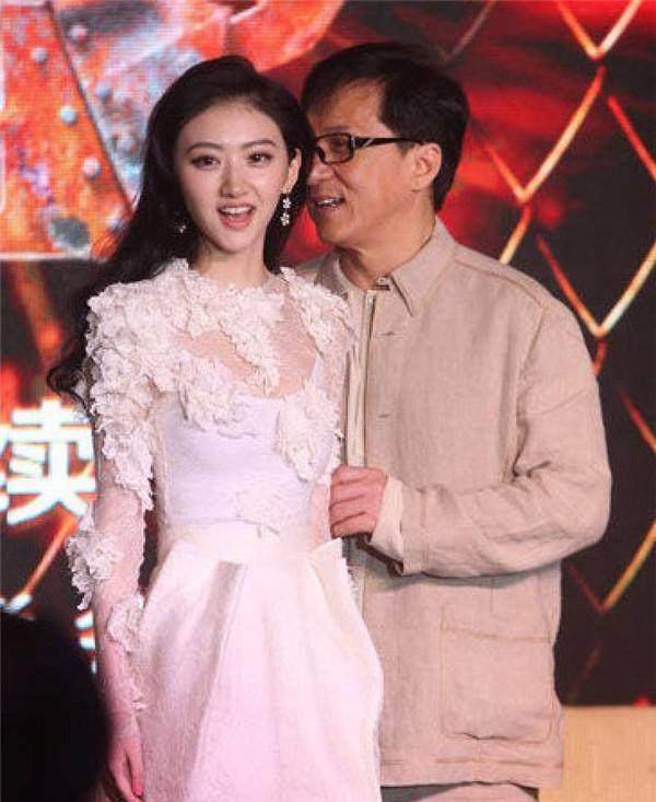 成龙跟李冰冰亲密耳语.两人应该是一同出席某活动,不知在交流什么.