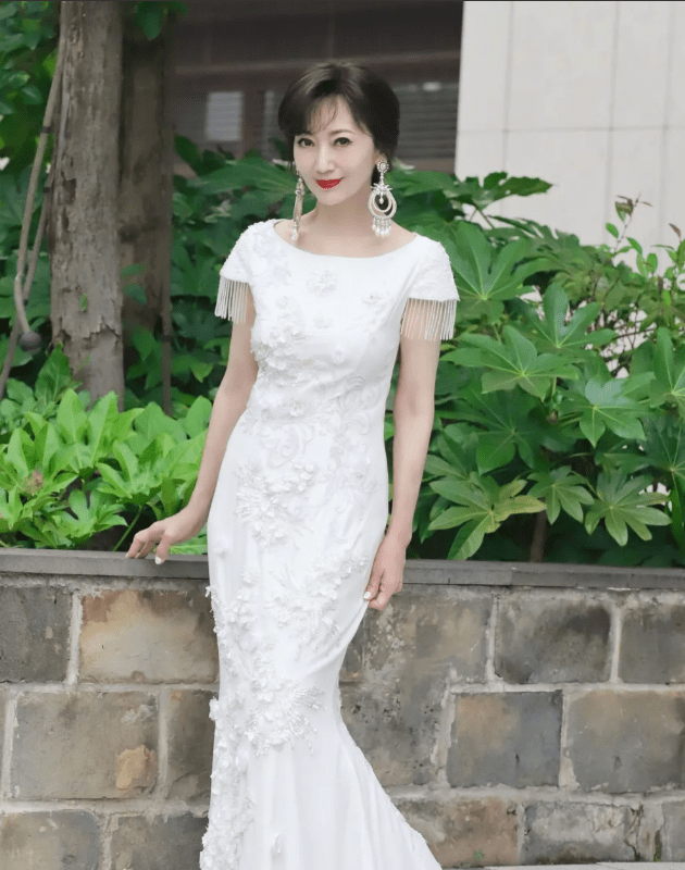 赵雅芝70岁身穿粉嫩碎花裙引网友称赞,优雅少女气质难掩_魅力_视频