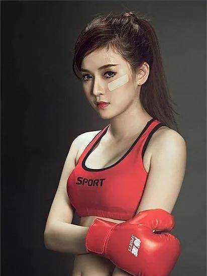 女拳击手胆身材露乳庆祝,引发争议不断