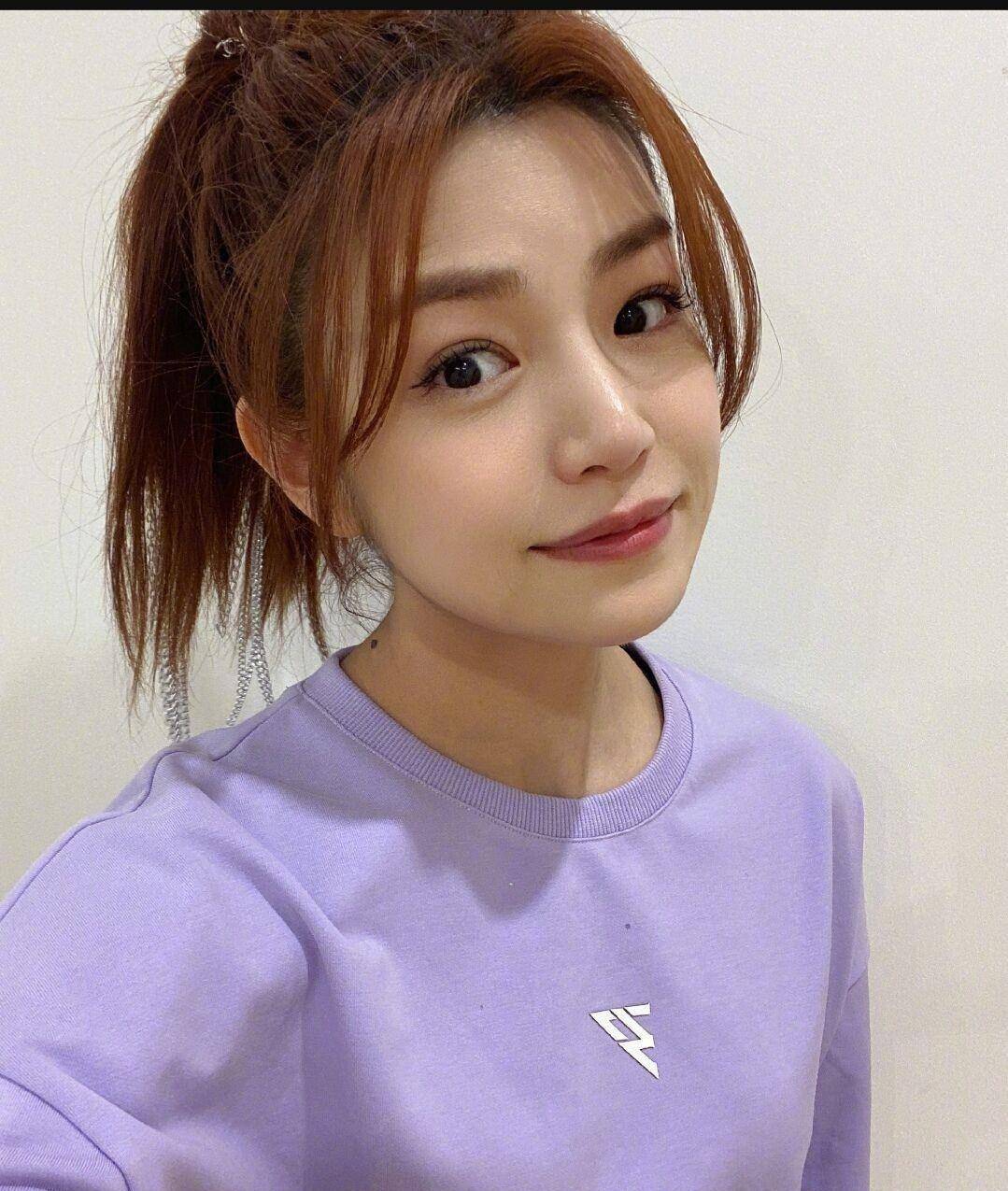 脸型的两侧修饰的极好,让脸部看起来更加显小不少,以陈妍希的每场造型