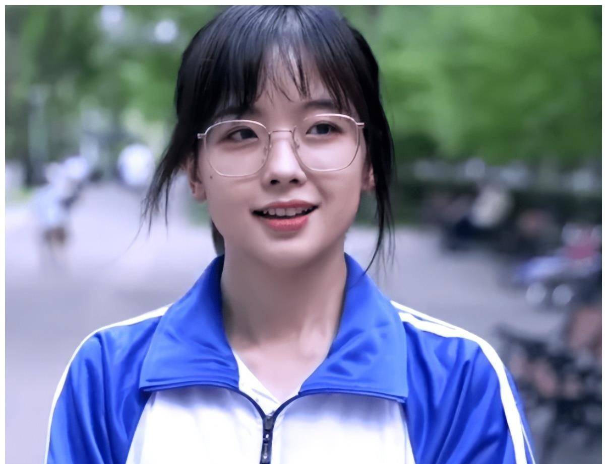 32岁王冰冰穿校服扮学生,身材消瘦颜值不如从前,受舆