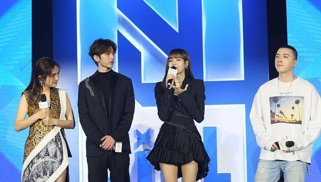 蔡徐坤与lisa同台男帅女靓超养眼坦言做导师会压力大_ella_标准时