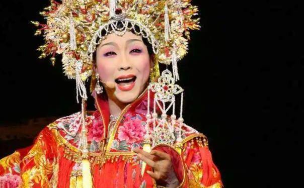 提起李玉刚,很多人都会想到他演唱的《新贵妃醉酒》,《刚好遇见你》等