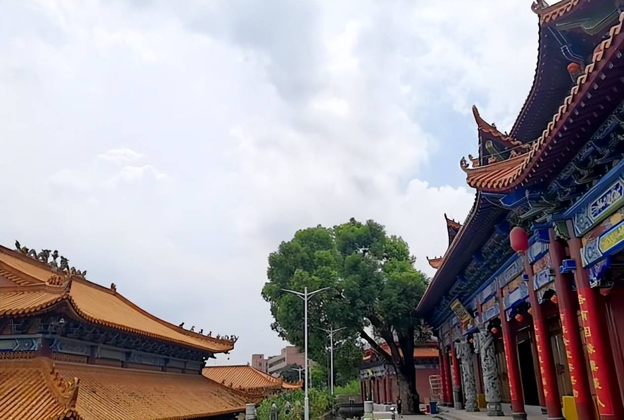 龙凤禅寺后殿据了解,龙凤禅寺位于粤东地区,属惠州市惠东县吉隆镇境内