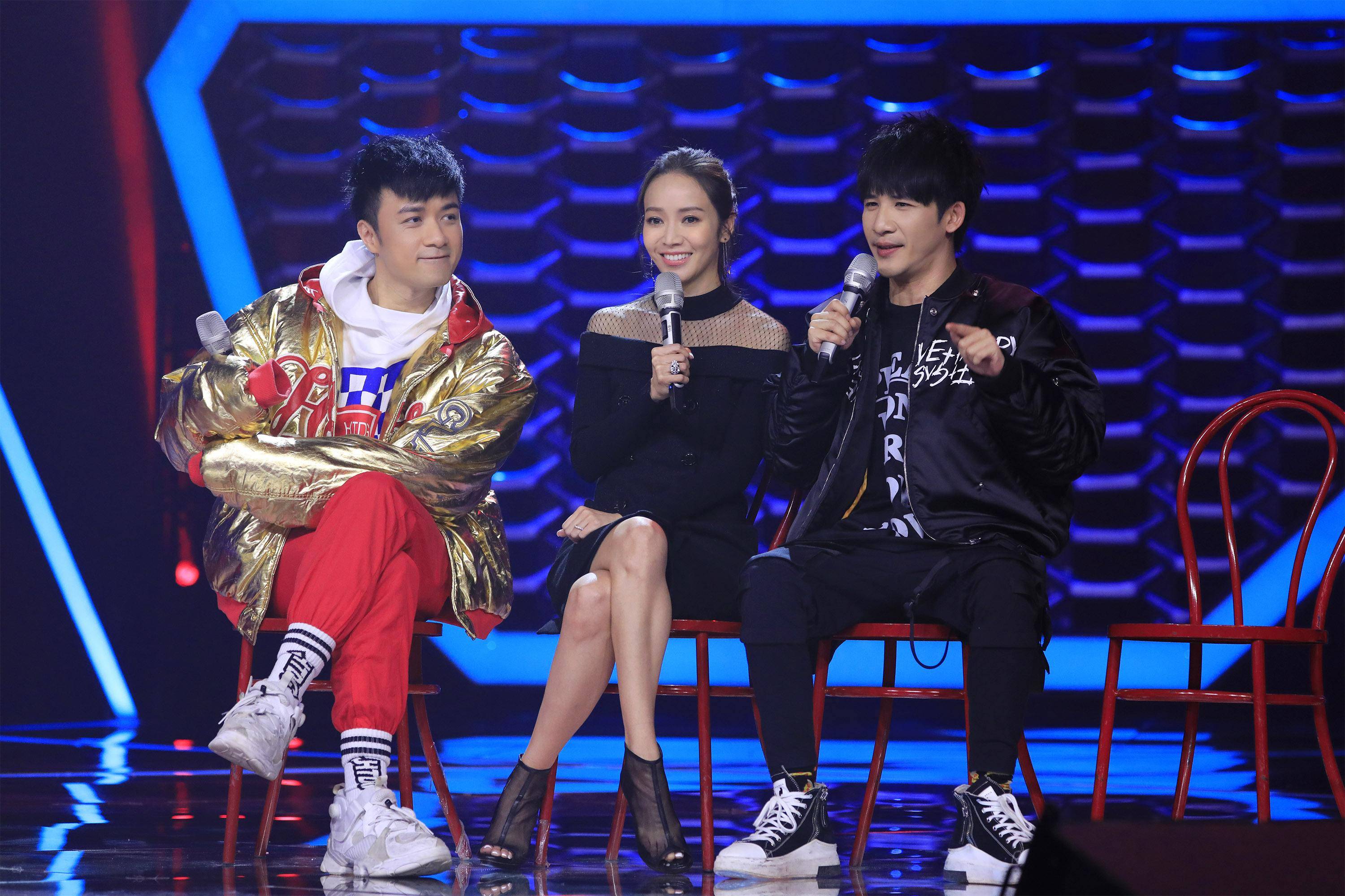 周杰伦没有到场领奖,陶晶莹鼓励落选男歌手亲吻侯佩岑,只有陈奕迅保持