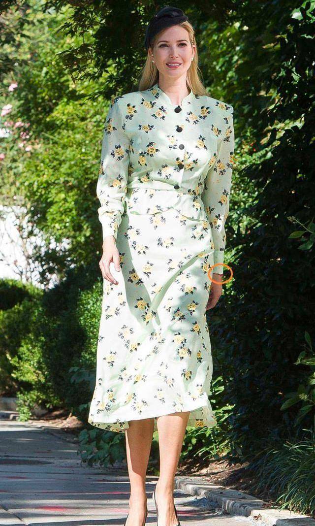 超模小kk怀孕后首露面,肩膀很宽阔,丈夫同嫂子伊万卡手腕系红绳