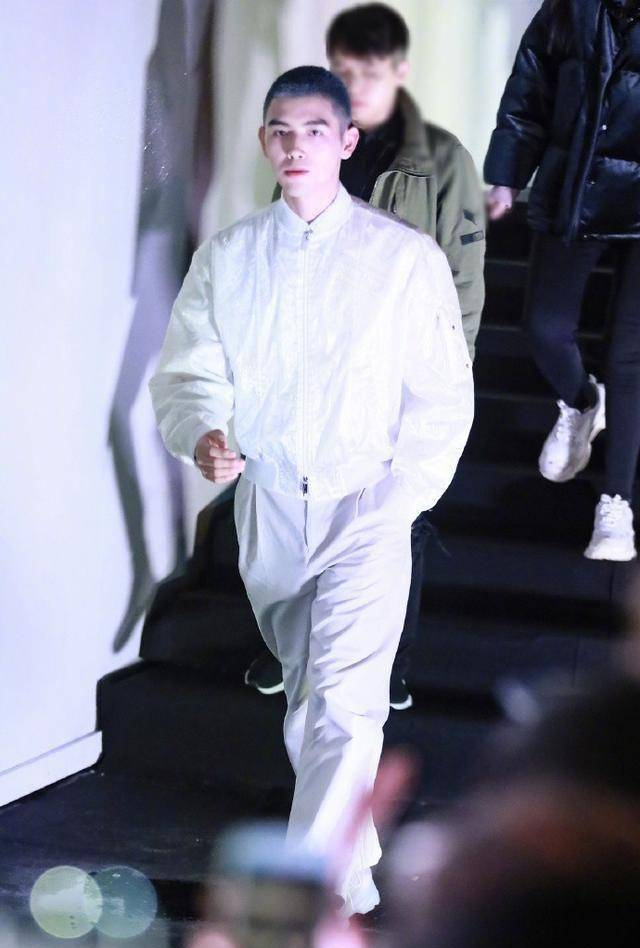 寸头 奶奶灰也hold得住,立体五官太迷人_造型_颜色_皮肤