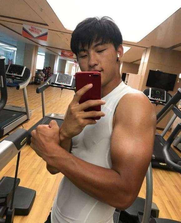 都是体格壮如牛的球员张玉宁和郭田雨跟哈兰德差距在哪里_肌肉_多特