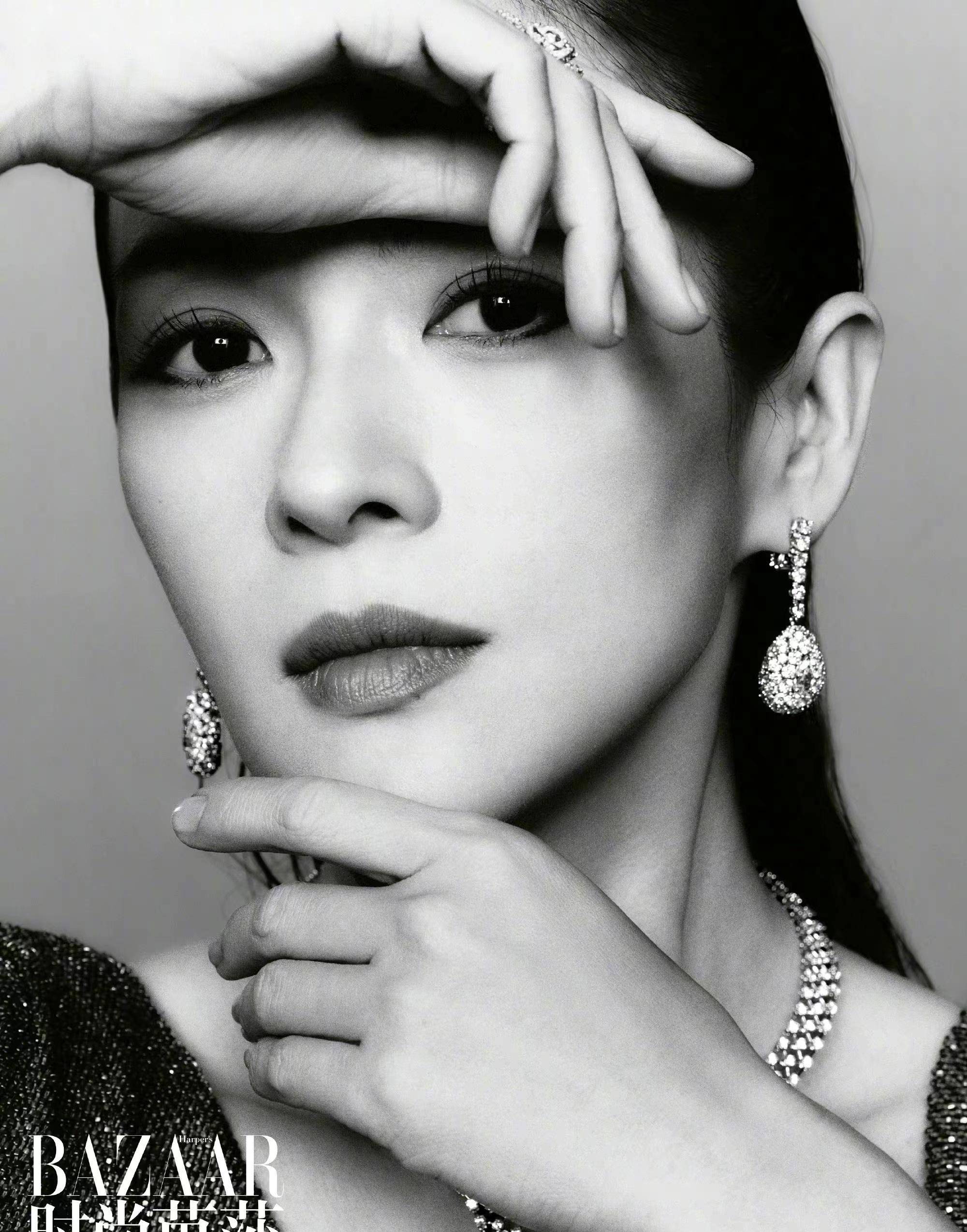 章子怡太宠了近日,网络上曝光了一组章子怡芭莎的时尚大片