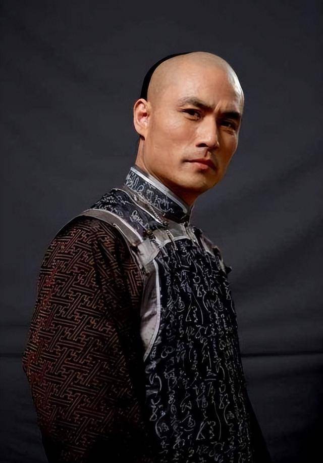 杨乃武出身于浙江余杭一家富裕人家,杨家在当地是著名的养蚕家族,我们