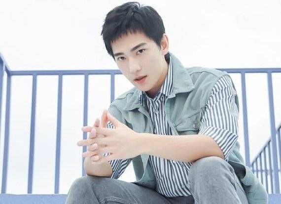 粉丝嫌弃杨洋造型师画的眉毛丑,他是怎么回应的?_明星_脱粉_专业