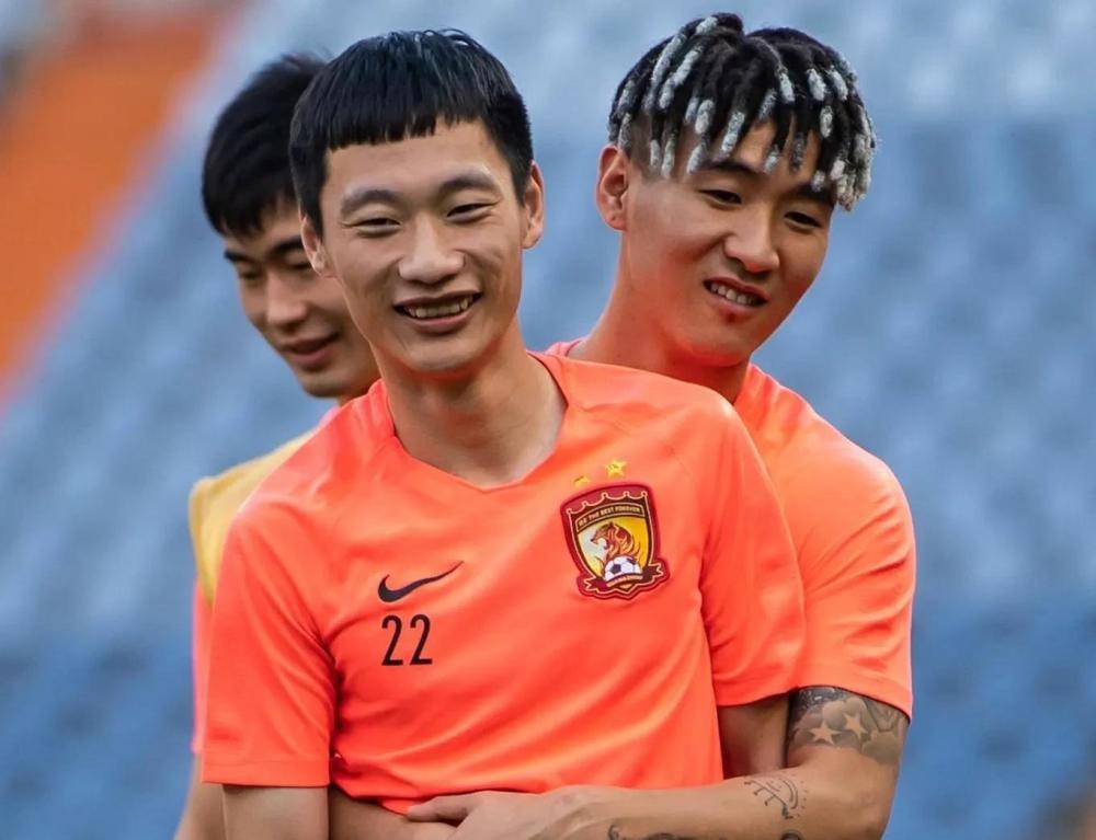 已经不是在俱乐部放暑假这么简单了,估计也是跟国家队说再见了,毕竟