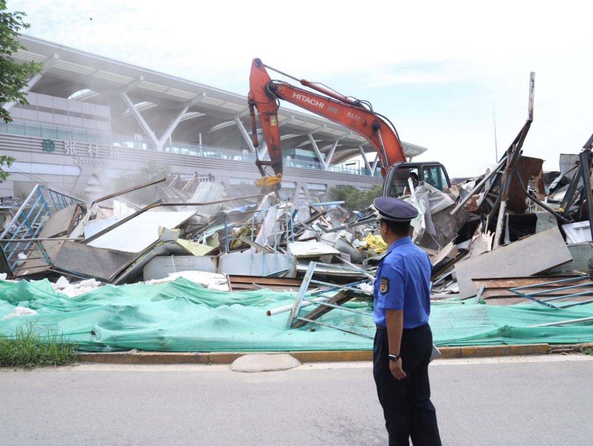 崂山区拆除张村地铁站西侧"三角地"违建5000余平方米_整治_建设_工作