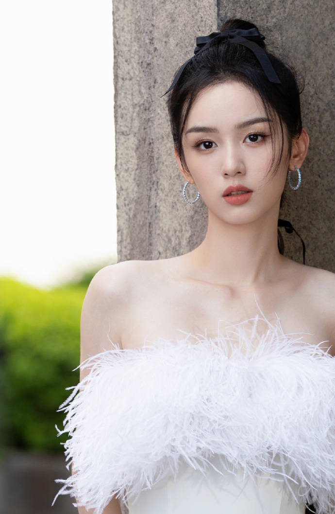周也穿羽毛抹胸裙大秀雪嫩香肩!雪肤玉貌美得让人窒息_白色_马尾_肌肤