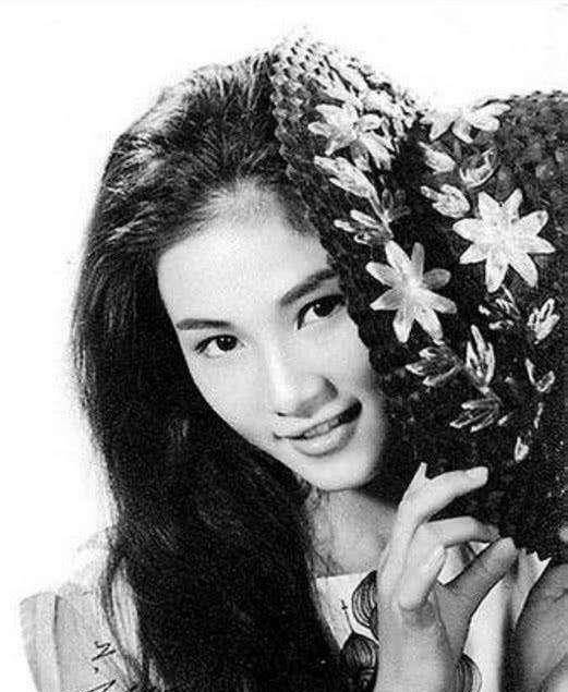 与岳华同居的两年也是矛盾颇多,甚至传出两人吵架时亦舒将岳华的西服