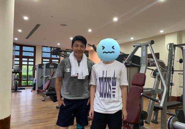 撒贝宁一家四口度假被偶遇,妻子穿拖鞋双腿白皙,女儿金发很吸睛_儿女