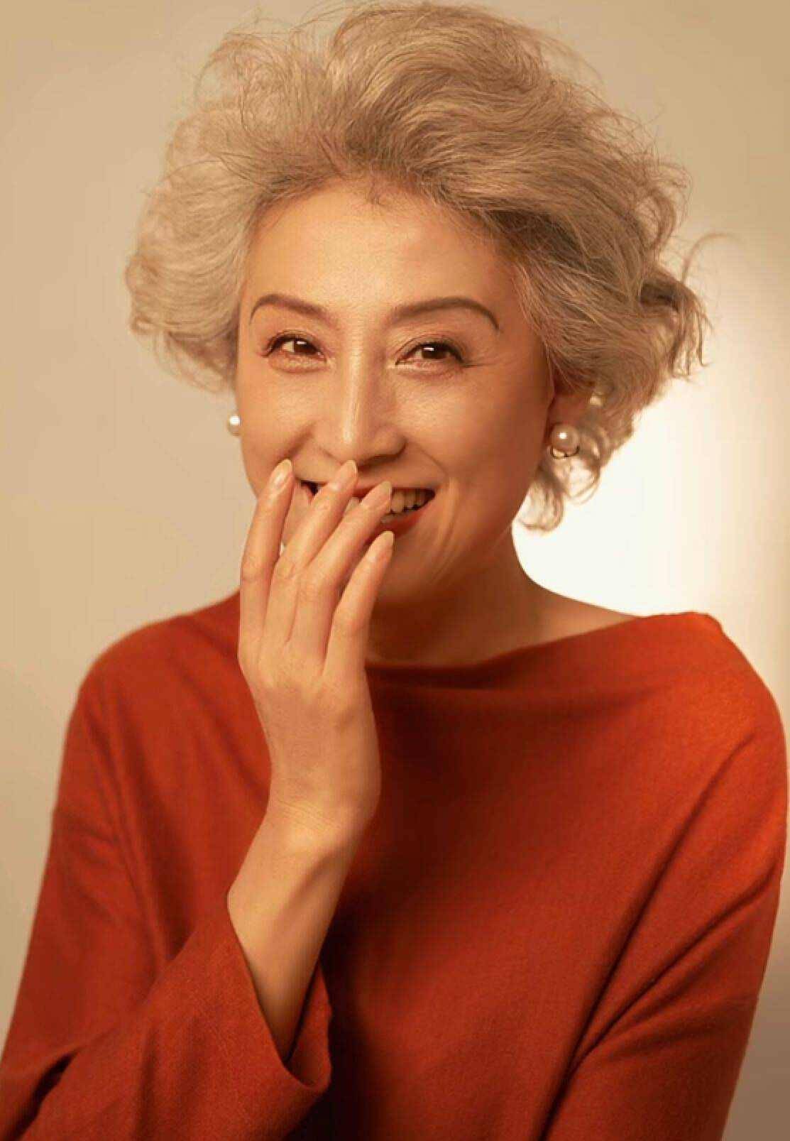 她们满头白发,衣着十分朴素,但依然以不凡的气质给人惊喜